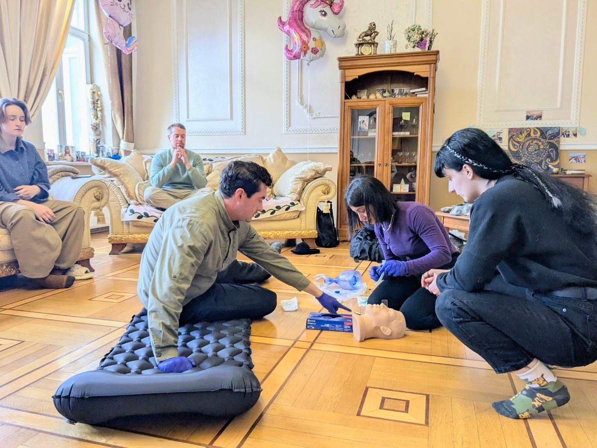 Shannon teaching civilians in Lviv to stop severe bleeding
