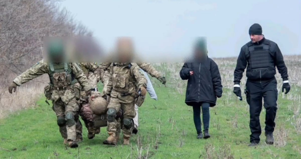 Ukrainian soldiers learning combat lifesaver techniques